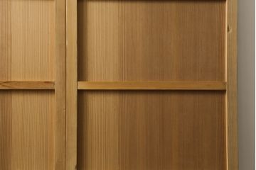 昭和初期の板戸をリペア&カスタム!リサイズし、吊り金具を加工。クリアワックスのみで木地色仕上げ。(引き戸、建具)