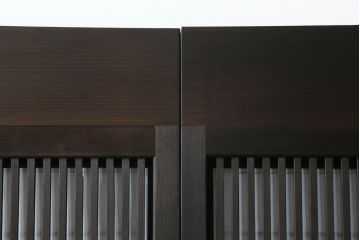 昭和中期の格子戸をリペア&カスタム!リサイズし、ガラス部分はすりガラスに変更。障子はプラスチック障子に張替え。チェスナット系に着色仕上げ。(障子戸、ガラス帯戸、引き戸、建具)
