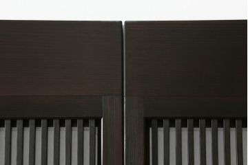 昭和中期の格子戸をリペア&カスタム!リサイズし、ガラス部分はすりガラスに変更。障子はプラスチック障子に張替え。チェスナット系に着色仕上げ。(障子戸、ガラス帯戸、引き戸、建具)