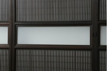 昭和中期の格子戸をリペア&カスタム!リサイズし、ガラス部分はすりガラスに変更。障子はプラスチック障子に張替え。チェスナット系に着色仕上げ。(障子戸、ガラス帯戸、引き戸、建具)