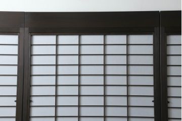 昭和中期の格子戸をリペア&カスタム!リサイズし、ガラス部分はすりガラスに変更。障子はプラスチック障子に張替え。チェスナット系に着色仕上げ。(障子戸、ガラス帯戸、引き戸、建具)