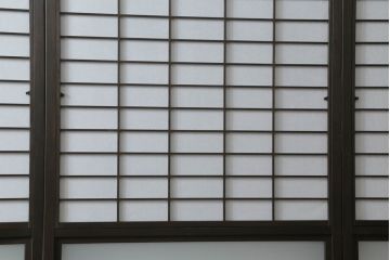 昭和中期の格子戸をリペア&カスタム!リサイズし、ガラス部分はすりガラスに変更。障子はプラスチック障子に張替え。チェスナット系に着色仕上げ。(障子戸、ガラス帯戸、引き戸、建具)