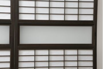 昭和中期の格子戸をリペア&カスタム!リサイズし、ガラス部分はすりガラスに変更。障子はプラスチック障子に張替え。チェスナット系に着色仕上げ。(障子戸、ガラス帯戸、引き戸、建具)