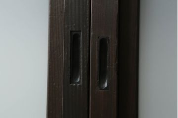 昭和中期の格子戸をリペア&カスタム!リサイズし、ガラス部分はすりガラスに変更。障子はプラスチック障子に張替え。チェスナット系に着色仕上げ。(障子戸、ガラス帯戸、引き戸、建具)