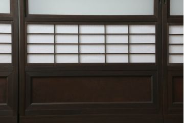 昭和中期の格子戸をリペア&カスタム!リサイズし、ガラス部分はすりガラスに変更。障子はプラスチック障子に張替え。チェスナット系に着色仕上げ。(障子戸、ガラス帯戸、引き戸、建具)