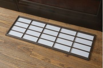昭和中期の格子戸をリペア&カスタム!リサイズし、ガラス部分はすりガラスに変更。障子はプラスチック障子に張替え。チェスナット系に着色仕上げ。(障子戸、ガラス帯戸、引き戸、建具)
