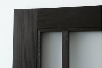 ガラス戸をリペア&カスタム!リサイズし、引手を取り付け。色ガラスとすりガラスをはめ込み、木部はチェスナット系に着色仕上げ。(引き戸、建具)