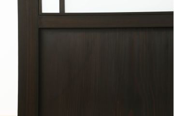 ガラス戸をリペア&カスタム!リサイズし、引手を取り付け。色ガラスとすりガラスをはめ込み、木部はチェスナット系に着色仕上げ。(引き戸、建具)