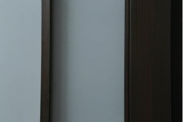 ガラス戸をリペア&カスタム!リサイズし、引手を取り付け。色ガラスとすりガラスをはめ込み、木部はチェスナット系に着色仕上げ。(引き戸、建具)