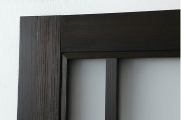 ガラス戸をリペア&カスタム!リサイズし、引手を取り付け。色ガラスとすりガラスをはめ込み、木部はチェスナット系に着色仕上げ。(引き戸、建具)