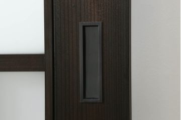 ガラス戸をリペア&カスタム!リサイズし、引手を取り付け。色ガラスとすりガラスをはめ込み、木部はチェスナット系に着色仕上げ。(引き戸、建具)