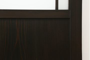 ガラス戸をリペア&カスタム!リサイズし、引手を取り付け。色ガラスとすりガラスをはめ込み、木部はチェスナット系に着色仕上げ。(引き戸、建具)