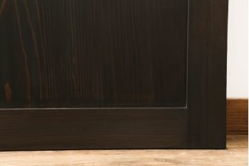 ガラス戸をリペア&カスタム!リサイズし、引手を取り付け。色ガラスとすりガラスをはめ込み、木部はチェスナット系に着色仕上げ。(引き戸、建具)