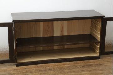 テレビ台をリペア&カスタム!天板を補強し、扉はガラス扉に変更。既存の衣装盆は残しつつ、交換用の棚板を新規製作。全体を1トーン落ち着いた色味に着色仕上げ。(ローボード、テレビボード、和タンス、時代箪笥、引き出し)