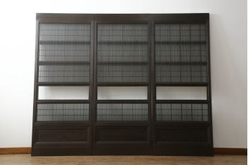 格子戸3枚をリペア&カスタム!高さと幅をリサイズし、ウォーターガラスに交換。引手金具、戸車を取り付け、現状の色味を活かした着色仕上げ。合わせて戸枠も製作。(ガラス帯戸、引き戸、建具)