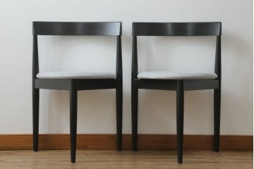 ハンス・オルセン(HANS OLSEN)デザインのチェアをリペア&カスタム!座面の生地を張替え、木部をマットブラックでペイント仕上げ。(ダイニングチェア、椅子、イス、いす、スタッキング、ヴィンテージ、北欧)