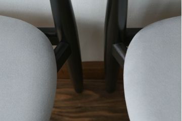 ハンス・オルセン(HANS OLSEN)デザインのチェアをリペア&カスタム!座面の生地を張替え、木部をマットブラックでペイント仕上げ。(ダイニングチェア、椅子、イス、いす、スタッキング、ヴィンテージ、北欧)