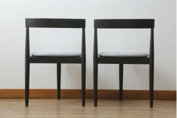 ハンス・オルセン(HANS OLSEN)デザインのチェアをリペア&カスタム!座面の生地を張替え、木部をマットブラックでペイント仕上げ。(ダイニングチェア、椅子、イス、いす、スタッキング、ヴィンテージ、北欧)
