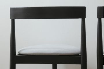 ハンス・オルセン(HANS OLSEN)デザインのチェアをリペア&カスタム!座面の生地を張替え、木部をマットブラックでペイント仕上げ。(ダイニングチェア、椅子、イス、いす、スタッキング、ヴィンテージ、北欧)