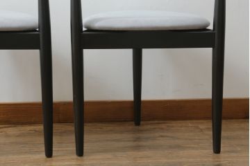 ハンス・オルセン(HANS OLSEN)デザインのチェアをリペア&カスタム!座面の生地を張替え、木部をマットブラックでペイント仕上げ。(ダイニングチェア、椅子、イス、いす、スタッキング、ヴィンテージ、北欧)
