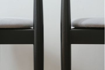 ハンス・オルセン(HANS OLSEN)デザインのチェアをリペア&カスタム!座面の生地を張替え、木部をマットブラックでペイント仕上げ。(ダイニングチェア、椅子、イス、いす、スタッキング、ヴィンテージ、北欧)