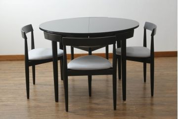 ハンス・オルセン(HANS OLSEN)デザインのダイニングテーブルとチェア4脚セットをリペア&カスタム!チェアの座面を張替え、木部をマットブラックでペイント仕上げ。(エクステンションテーブル、拡張式テーブル、4人掛け、ダイニングチェア、椅子、イス、いす、スタッキング、ヴィンテージ、北欧)
