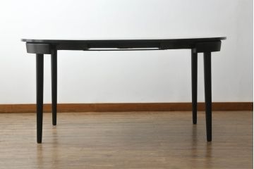 ハンス・オルセン(HANS OLSEN)デザインのダイニングテーブルとチェア4脚セットをリペア&カスタム!チェアの座面を張替え、木部をマットブラックでペイント仕上げ。(エクステンションテーブル、拡張式テーブル、4人掛け、ダイニングチェア、椅子、イス、いす、スタッキング、ヴィンテージ、北欧)