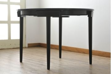 ハンス・オルセン(HANS OLSEN)デザインのダイニングテーブルとチェア4脚セットをリペア&カスタム!チェアの座面を張替え、木部をマットブラックでペイント仕上げ。(エクステンションテーブル、拡張式テーブル、4人掛け、ダイニングチェア、椅子、イス、いす、スタッキング、ヴィンテージ、北欧)