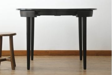 ハンス・オルセン(HANS OLSEN)デザインのダイニングテーブルとチェア4脚セットをリペア&カスタム!チェアの座面を張替え、木部をマットブラックでペイント仕上げ。(エクステンションテーブル、拡張式テーブル、4人掛け、ダイニングチェア、椅子、イス、いす、スタッキング、ヴィンテージ、北欧)