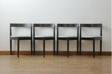 ハンス・オルセン(HANS OLSEN)デザインのダイニングテーブルとチェア4脚セットをリペア&カスタム!チェアの座面を張替え、木部をマットブラックでペイント仕上げ。(エクステンションテーブル、拡張式テーブル、4人掛け、ダイニングチェア、椅子、イス、いす、スタッキング、ヴィンテージ、北欧)