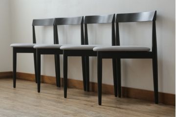 ハンス・オルセン(HANS OLSEN)デザインのダイニングテーブルとチェア4脚セットをリペア&カスタム!チェアの座面を張替え、木部をマットブラックでペイント仕上げ。(エクステンションテーブル、拡張式テーブル、4人掛け、ダイニングチェア、椅子、イス、いす、スタッキング、ヴィンテージ、北欧)
