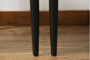 ハンス・オルセン(HANS OLSEN)デザインのダイニングテーブルとチェア4脚セットをリペア&カスタム!チェアの座面を張替え、木部をマットブラックでペイント仕上げ。(エクステンションテーブル、拡張式テーブル、4人掛け、ダイニングチェア、椅子、イス、いす、スタッキング、ヴィンテージ、北欧)