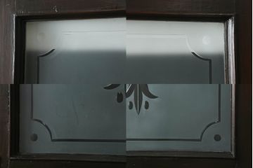 ペイントドアをリペア&カスタム!設置場所に合わせて仕様を変更し、戸枠を新たに製作。表面は茶色・裏面は白でペイント仕上げ。エッチングガラス、彫刻ガラス、切子ガラス、英国、玄関ドア、玄関扉、建具)