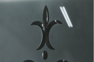ペイントドアをリペア&カスタム!設置場所に合わせて仕様を変更し、戸枠を新たに製作。表面は茶色・裏面は白でペイント仕上げ。エッチングガラス、彫刻ガラス、切子ガラス、英国、玄関ドア、玄関扉、建具)