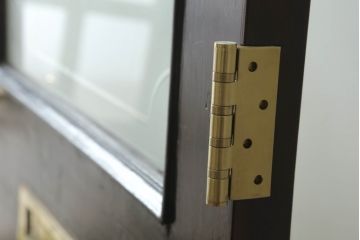 ペイントドアをリペア&カスタム!設置場所に合わせて仕様を変更し、戸枠を新たに製作。表面は茶色・裏面は白でペイント仕上げ。エッチングガラス、彫刻ガラス、切子ガラス、英国、玄関ドア、玄関扉、建具)