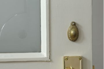 ペイントドアをリペア&カスタム!設置場所に合わせて仕様を変更し、戸枠を新たに製作。表面は茶色・裏面は白でペイント仕上げ。エッチングガラス、彫刻ガラス、切子ガラス、英国、玄関ドア、玄関扉、建具)