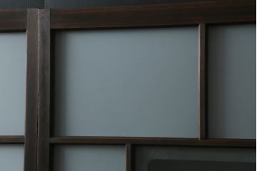 昭和初期のガラス窓の見た目を変えずに綺麗にリペア!元の色味を活かした着色仕上げ。(引き戸、ガラス戸、建具)