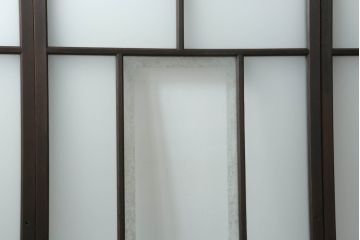 昭和初期のガラス窓の見た目を変えずに綺麗にリペア!元の色味を活かした着色仕上げ。(引き戸、ガラス戸、建具)