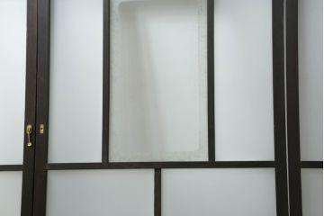 昭和初期のガラス窓の見た目を変えずに綺麗にリペア!元の色味を活かした着色仕上げ。(引き戸、ガラス戸、建具)