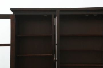 北海道民芸家具のキャビネットをリペア&カスタム!高品質リペアを施し、新たに台輪を取り付け。1トーン落ち着いた色味に着色仕上げ。(食器棚、飾り棚、収納棚、本箱、ブックケース、サイドボード、サイドキャビネット)