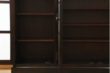 北海道民芸家具のキャビネットをリペア&カスタム!高品質リペアを施し、新たに台輪を取り付け。1トーン落ち着いた色味に着色仕上げ。(食器棚、飾り棚、収納棚、本箱、ブックケース、サイドボード、サイドキャビネット)