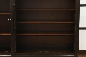 北海道民芸家具のキャビネットをリペア&カスタム!高品質リペアを施し、新たに台輪を取り付け。1トーン落ち着いた色味に着色仕上げ。(食器棚、飾り棚、収納棚、本箱、ブックケース、サイドボード、サイドキャビネット)