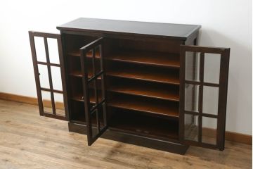 北海道民芸家具のキャビネットをリペア&カスタム!高品質リペアを施し、新たに台輪を取り付け。1トーン落ち着いた色味に着色仕上げ。(食器棚、飾り棚、収納棚、本箱、ブックケース、サイドボード、サイドキャビネット)
