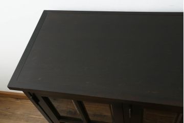 北海道民芸家具のキャビネットをリペア&カスタム!高品質リペアを施し、新たに台輪を取り付け。1トーン落ち着いた色味に着色仕上げ。(食器棚、飾り棚、収納棚、本箱、ブックケース、サイドボード、サイドキャビネット)