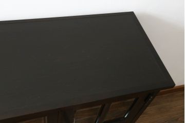 北海道民芸家具のキャビネットをリペア&カスタム!高品質リペアを施し、新たに台輪を取り付け。1トーン落ち着いた色味に着色仕上げ。(食器棚、飾り棚、収納棚、本箱、ブックケース、サイドボード、サイドキャビネット)