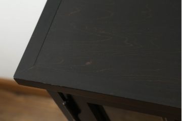 北海道民芸家具のキャビネットをリペア&カスタム!高品質リペアを施し、新たに台輪を取り付け。1トーン落ち着いた色味に着色仕上げ。(食器棚、飾り棚、収納棚、本箱、ブックケース、サイドボード、サイドキャビネット)