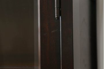 北海道民芸家具のキャビネットをリペア&カスタム!高品質リペアを施し、新たに台輪を取り付け。1トーン落ち着いた色味に着色仕上げ。(食器棚、飾り棚、収納棚、本箱、ブックケース、サイドボード、サイドキャビネット)