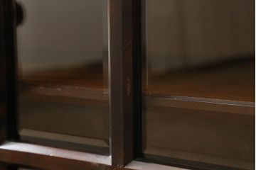 北海道民芸家具のキャビネットをリペア&カスタム!高品質リペアを施し、新たに台輪を取り付け。1トーン落ち着いた色味に着色仕上げ。(食器棚、飾り棚、収納棚、本箱、ブックケース、サイドボード、サイドキャビネット)