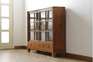 収納棚をリペア&カスタム!木製脚を取り付け、本体の色に合わせて着色。(サイドボード、サイドキャビネット、本箱、ブックケース、戸棚、飾り棚)