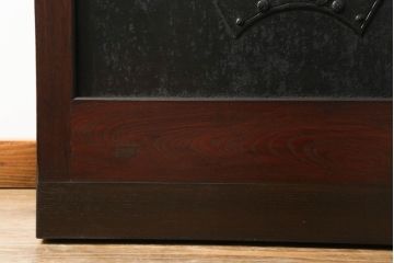 明治時代の蔵戸をリペア&カスタム!リサイズし、裏面の手掛け引手を加工。すりガラス・丁番・ドアダンパーの取り付け。現状の色味を活かした仕上げ。(玄関戸、玄関ドア、建具)